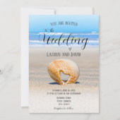 Seashell mit Herz auf Sand am Strand, Hochzeit Einladung (Vorderseite)
