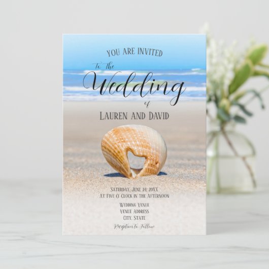 Seashell mit Herz auf Sand am Strand, Hochzeit Einladung (Stehend Vorderseite)