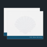 Seashell mit Navy Blue Band Family Stationierung Mitteilungskarte<br><div class="desc">Dieses Design verfügt über eine verblasste Muschel im Hintergrund mit einem Band unten für Ihren Namen/Text. Klicken Sie auf die Schaltfläche Anpassen, wenn Sie die Designelemente anpassen und/oder den Text weiter verändern möchten! Variationen dieses Designs, zusätzliche Farben sowie koordinierende Produkte sind in unserem Shop, zazzle.com/store/doodlelulu verfügbar. Kontaktieren Sie uns, wenn...</div>