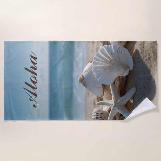 "Seashell Serenade: Badetuch am Strand (Vorderseite)
