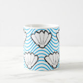 Seashell Sketch weiß und blau Wellenmuster Kaffeetasse (Mittel)