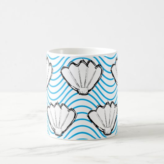 Seashell Sketch weiß und blau Wellenmuster Kaffeetasse (Mittel)