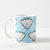 Seashell Sketch weiß und blau Wellenmuster Kaffeetasse (Links)