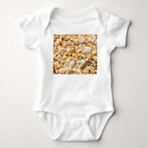Seashell strukturierte Sommer Strand Hintergrund. Baby Strampler