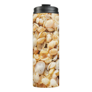 Seashell strukturierte Sommer Strand Hintergrund. Thermosbecher