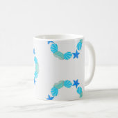 Seashell umkreist Strandbabe oder individuelle Nam Kaffeetasse (VorderseiteRechts)