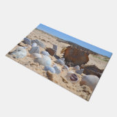Seashells am Strand von Shirley Taylor Fußmatte (Schrägansicht)