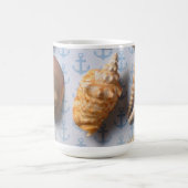 Seashells auf Anker-Hintergrund Kaffeetasse (Mittel)