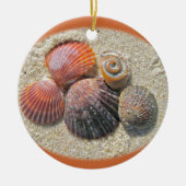 Seashells auf den Strand-Weihnachtsverzierungen Keramikornament (Vorne)