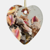 Seashells auf den Türken des Strand-| und dem Keramikornament (Rechts)