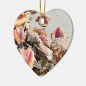 Seashells auf den Türken des Strand-| und dem Keramikornament (Links)