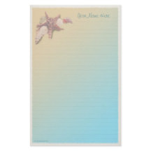 Seashells auf einem Strand gezeichnet