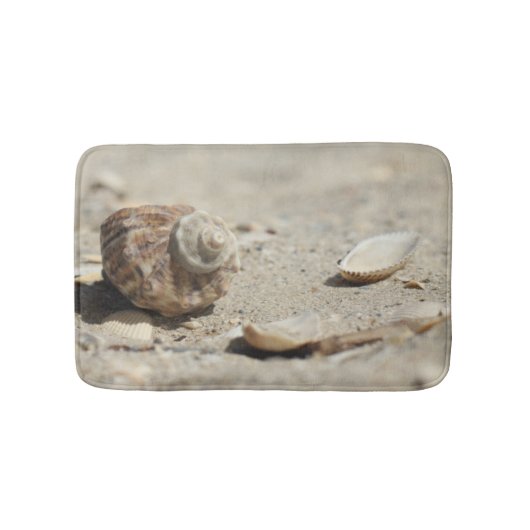 Seashells auf Sand durch das Meer Badematte (Vorderseite)