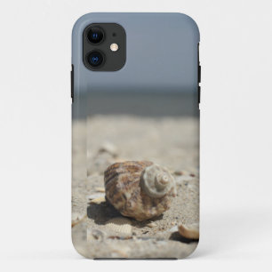 Seashells auf Sand durch das Meer iPhone 11 Hülle