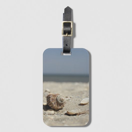 Seashells auf Sand durch das Meer Gepäckanhänger (Vorderseite Vertikal)