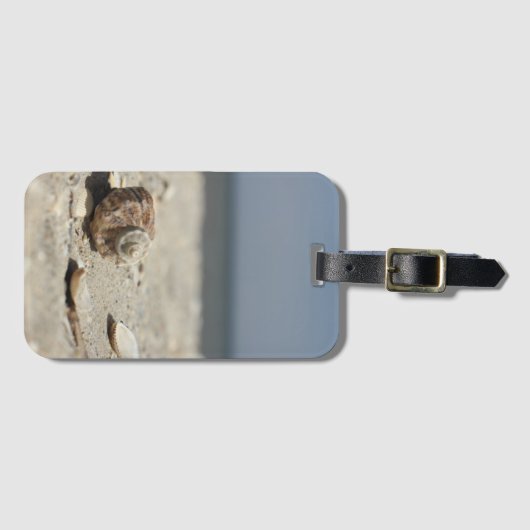 Seashells auf Sand durch das Meer Gepäckanhänger (Vorderseite (Horizontal))