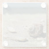 Seashells auf Sand durch das Meer Glasuntersetzer (Rückseite)