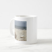Seashells auf Sand durch das Meer Kaffeetasse (Vorderseite Links)