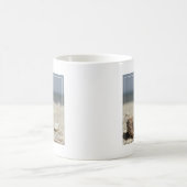Seashells auf Sand durch das Meer Kaffeetasse (Mittel)