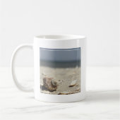 Seashells auf Sand durch das Meer Kaffeetasse (Links)