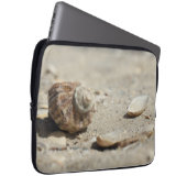 Seashells auf Sand durch das Meer Laptopschutzhülle (Vorne Rechts)