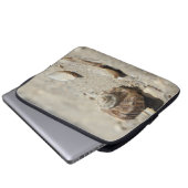 Seashells auf Sand durch das Meer Laptopschutzhülle (Vorne Knopf)