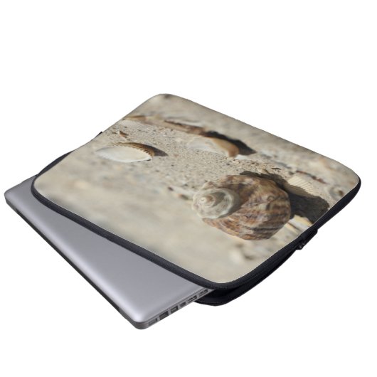 Seashells auf Sand durch das Meer Laptopschutzhülle (Vorne Knopf)