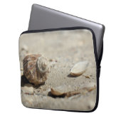 Seashells auf Sand durch das Meer Laptopschutzhülle (Vorderseite Links)