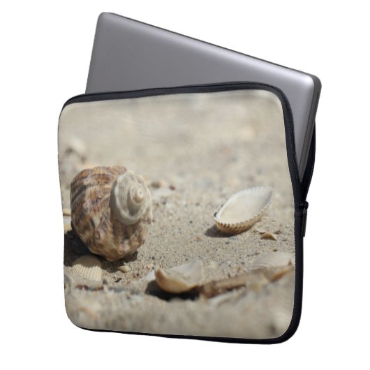 Seashells auf Sand durch das Meer Laptopschutzhülle (Vorderseite Links)