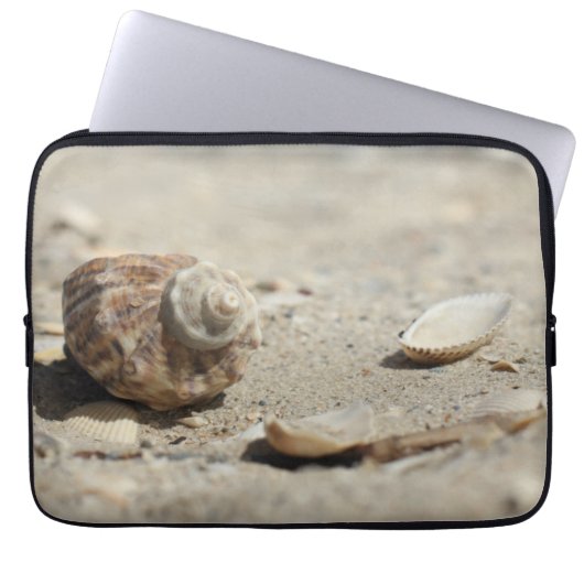 Seashells auf Sand durch das Meer Laptopschutzhülle (Vorderseite)