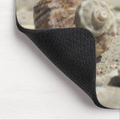 Seashells auf Sand durch das Meer Mousepad (Ecke)