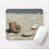 Seashells auf Sand durch das Meer Mousepad (Mit Mouse)