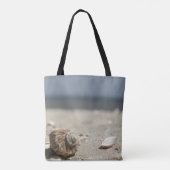 Seashells auf Sand durch das Meer Tasche (Rückseite)