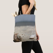 Seashells auf Sand durch das Meer Tasche (Von Nahem)