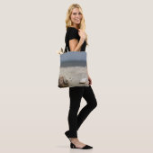 Seashells auf Sand durch das Meer Tasche (Am Model)