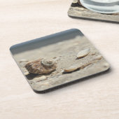 Seashells auf Sand durch das Meer Untersetzer (Linke Seite)