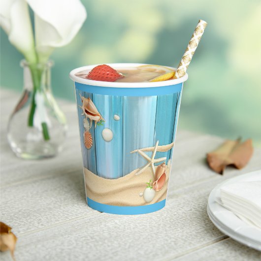 Seashells auf Sand Pappbecher