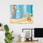 Seashells auf Sand Poster (Heimbüro)