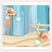 Seashells auf Sand Quadratischer Aufkleber (Vorderseite)