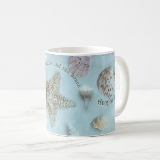 Seashells-hellblaues Strand-Zitat Kaffeetasse (VorderseiteRechts)