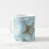 Seashells-hellblaues Strand-Zitat Kaffeetasse (Vorderseite Links)