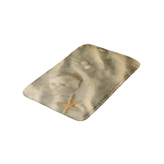 Seashells im Sand Badematte (Schrägansicht)