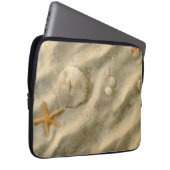 Seashells im Sand Laptopschutzhülle (Vorne Rechts)