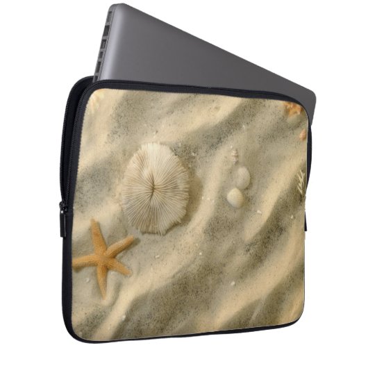 Seashells im Sand Laptopschutzhülle (Vorne Rechts)