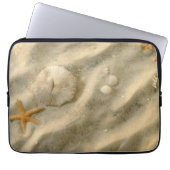 Seashells im Sand Laptopschutzhülle (Vorderseite)