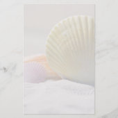 Seashells im weißen Sand Briefpapier (Vorderseite)