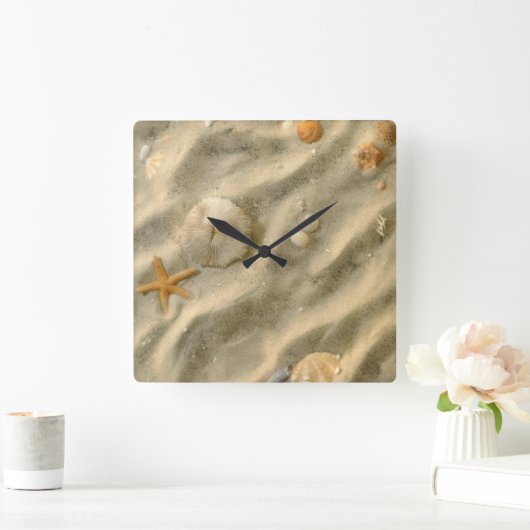 Seashells In Sand Quadratische Wanduhr (Zuhause)