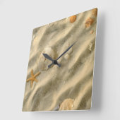 Seashells In Sand Quadratische Wanduhr (Winkel)