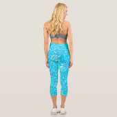 Seashells Muster auf Bright Blue Capri Leggings (Rückseite)