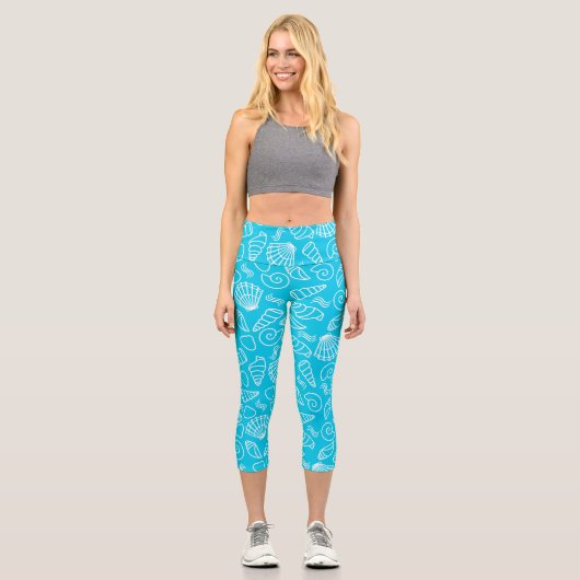 Seashells Muster auf Bright Blue Capri Leggings (Vorderseite)
